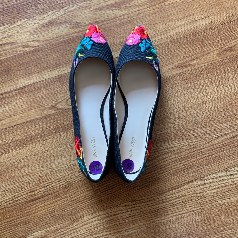 Embroidered black shoes